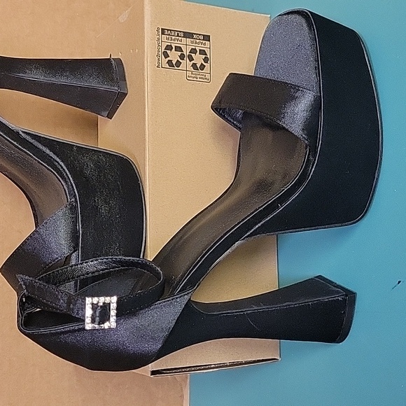 Woman shoe size 9 I'm not sure of the brand - Picture 2 of 6